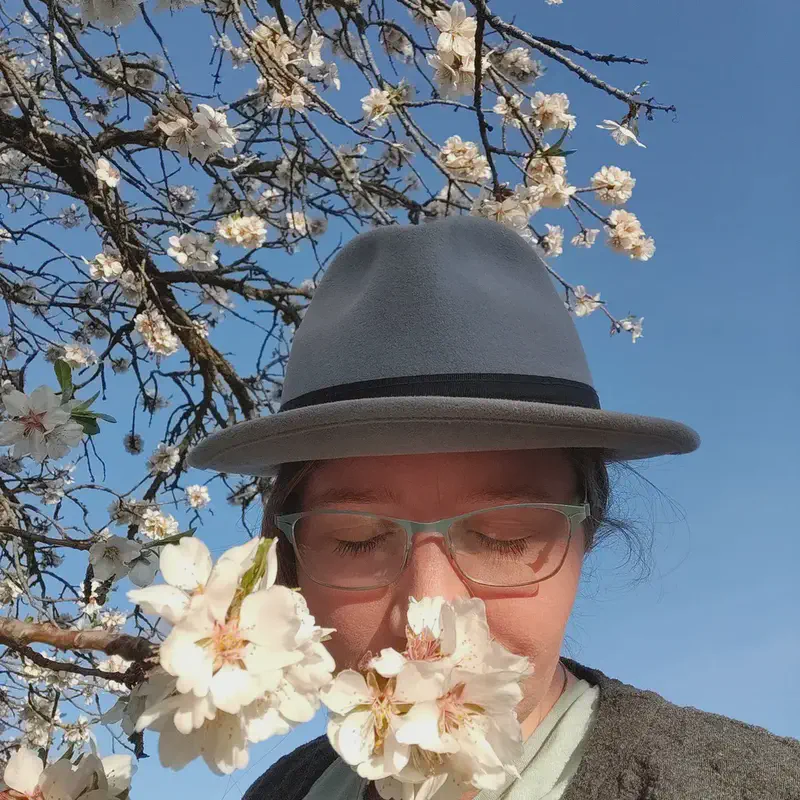 Achtsam Mandelblüte riechen bei der Mandelwanderung
